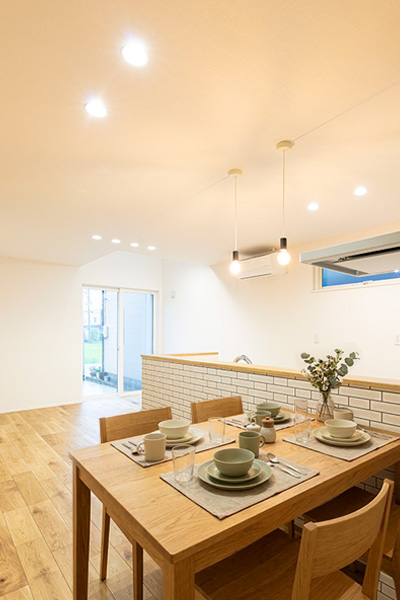 白を基調に、タイル調のアクセントが映える住まい