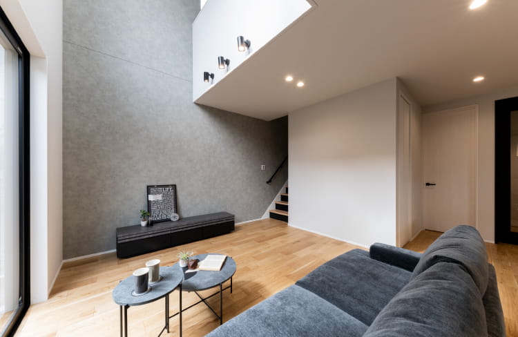 縦の広がりを愉しむ、洗練のグレイッシュ・モダン