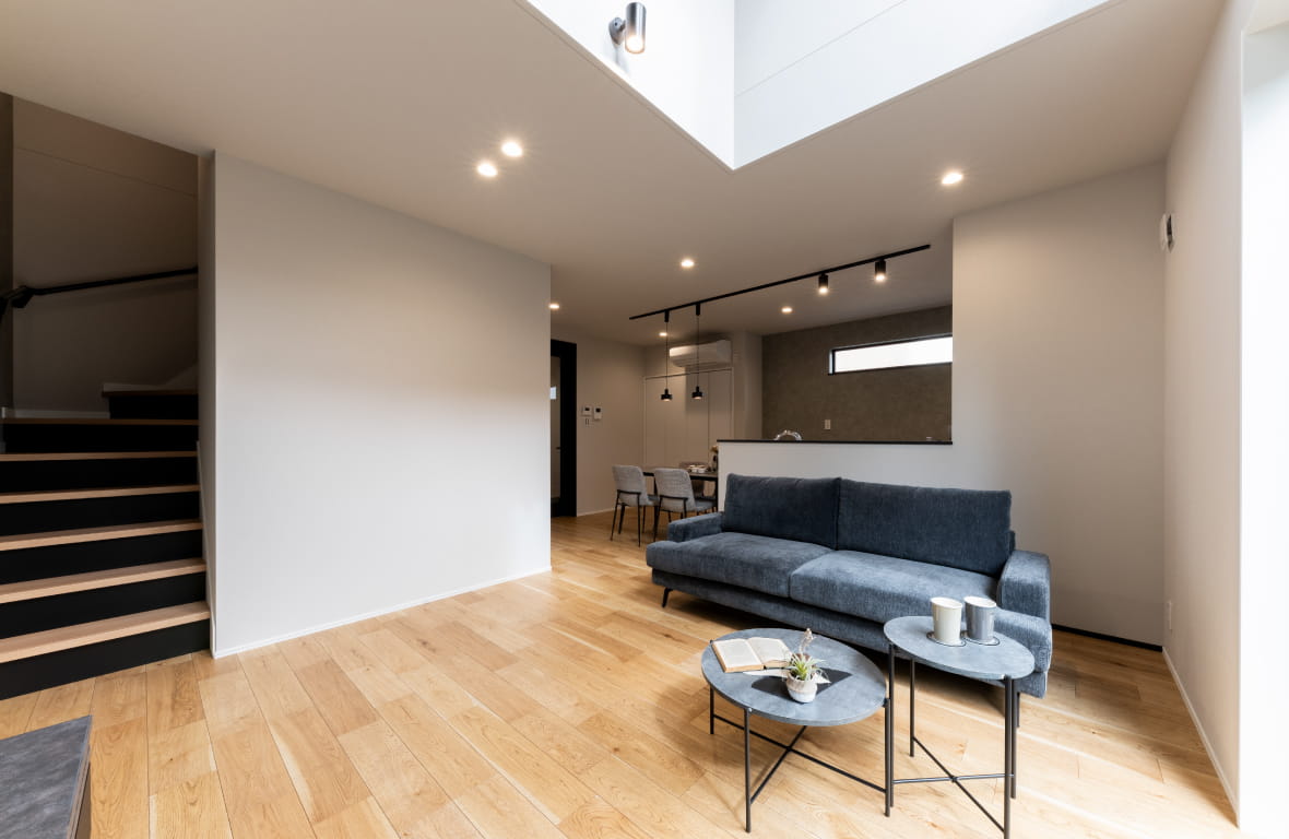 縦の広がりを愉しむ、洗練のグレイッシュ・モダン