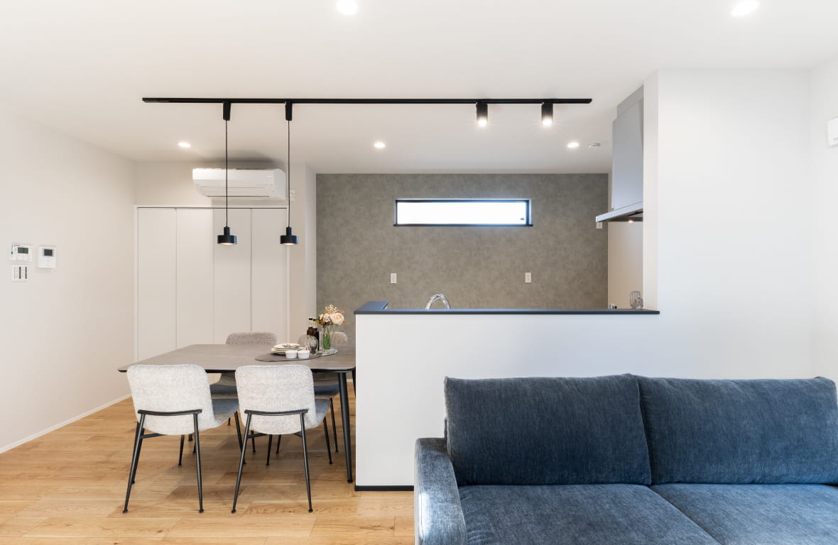 縦の広がりを愉しむ、洗練のグレイッシュ・モダン