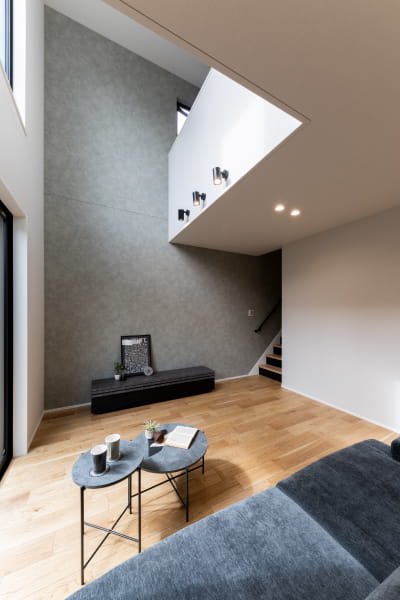 縦の広がりを愉しむ、洗練のグレイッシュ・モダン