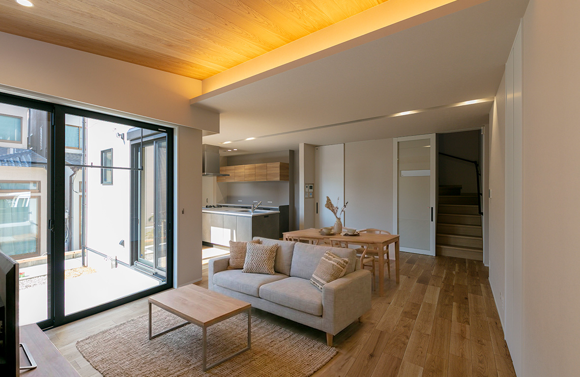 木板の勾配天井と間接照明が空間を彩り、開放的な空間づくりが魅力の上質な住まい｜石川県金沢市｜注文住宅