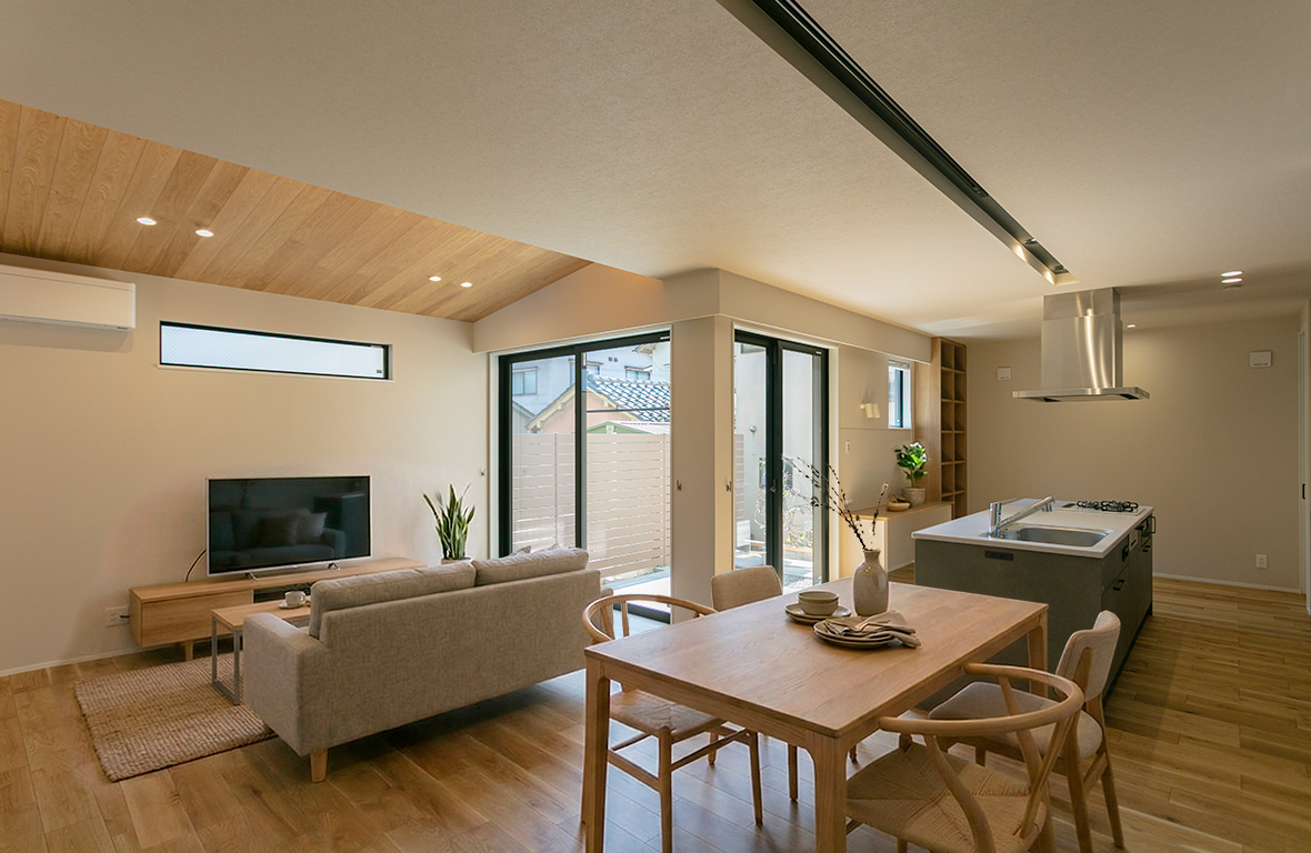 木板の勾配天井と間接照明が空間を彩り、開放的な空間づくりが魅力の上質な住まい｜石川県金沢市｜注文住宅