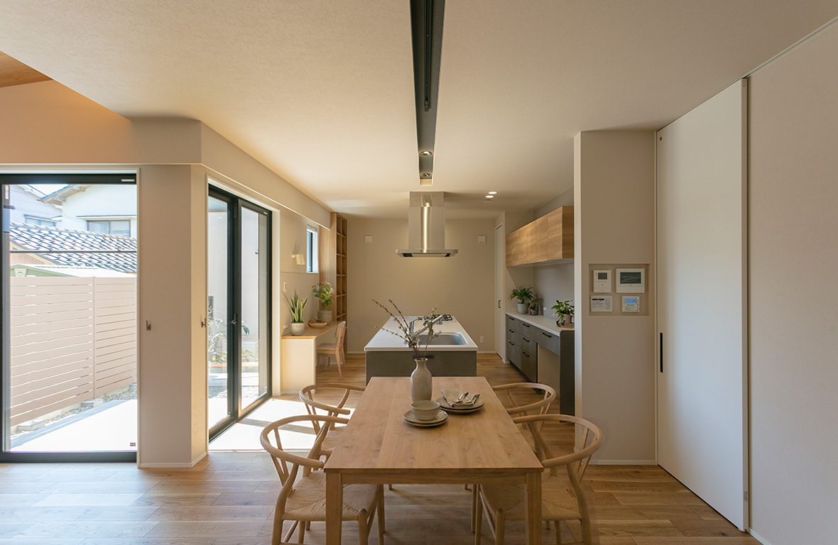 木板の勾配天井と間接照明が空間を彩り、開放的な空間づくりが魅力の上質な住まい｜石川県金沢市｜注文住宅