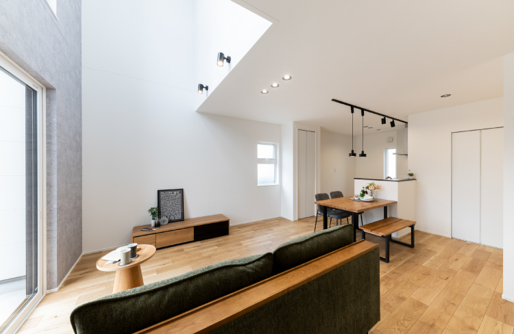 穏やかな時間に映える、黒のアクセント