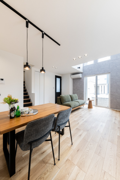 穏やかな時間に映える、黒のアクセント