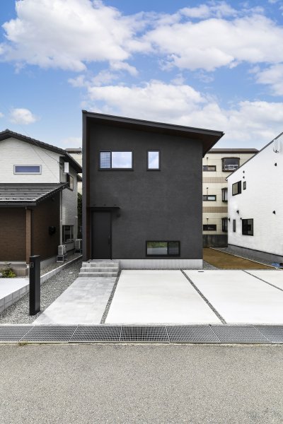 ブラックカラーの吹付が映える住まい