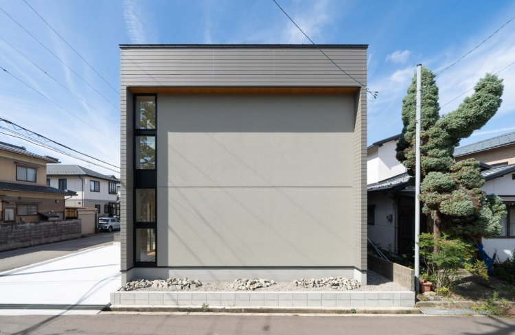 グレーカラーの吹付が映える住まい