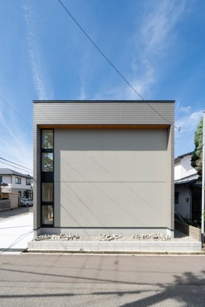 グレーカラーの吹付が映える住まい