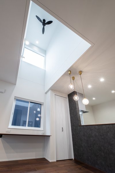 ウォールナットフロア×グレージュアッシュの建具がモダンな住まい