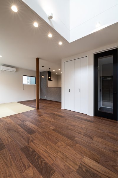 リビングとつながる畳コーナーのある住まい