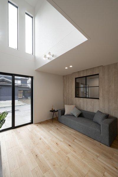 室内窓がアクセントの住まい