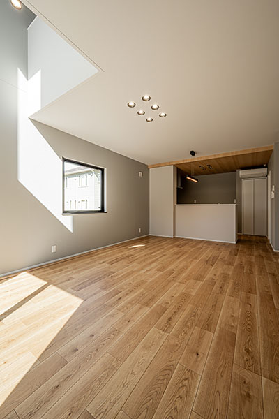 静かな美しさが息づくグレーカラーのモダンな暮らし