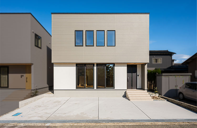 静けさと洗練をまとう、白×グレーの住まい