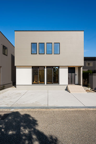 静けさと洗練をまとう、白×グレーの住まい