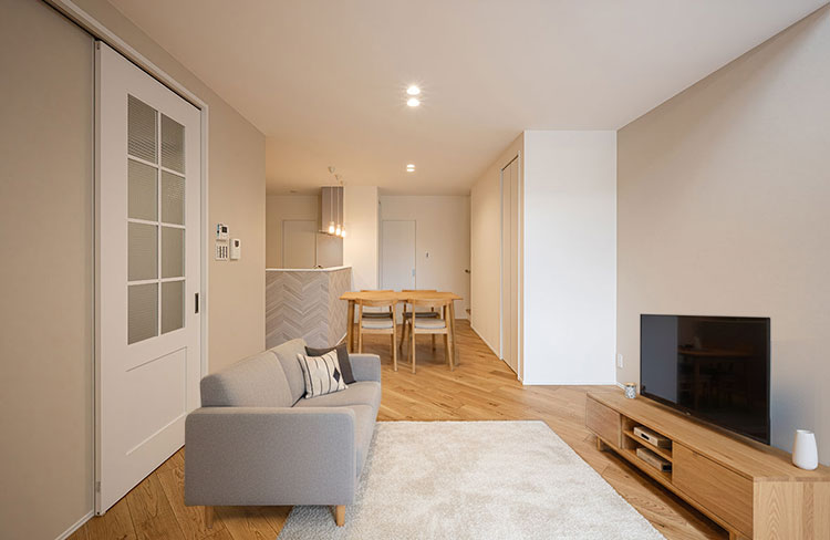 空間に上品さを添える、斜め張りのフローリング