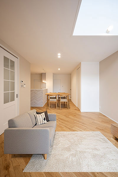 空間に上品さを添える、斜め張りのフローリング