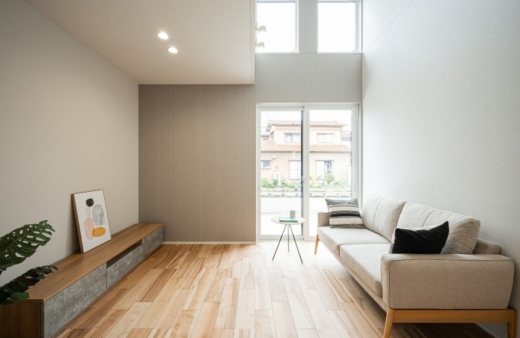 木目の変化と光が織りなす、伸びやかな空間の住まい