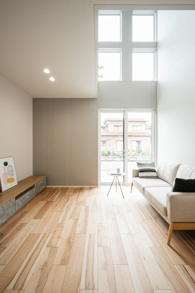 木目の変化と光が織りなす、伸びやかな空間の住まい