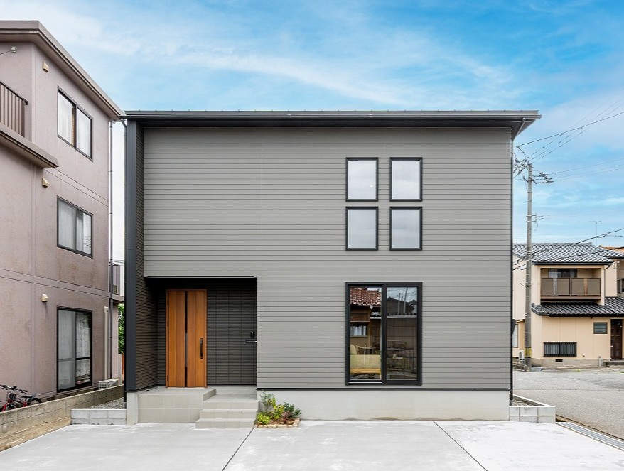 袖壁と軒に縁取られたクールモダンな外観デザイン