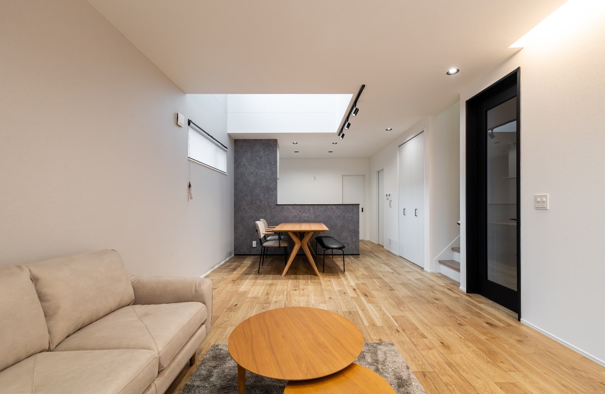 陽光と照明が演出する、洗練されたこだわりの住まい