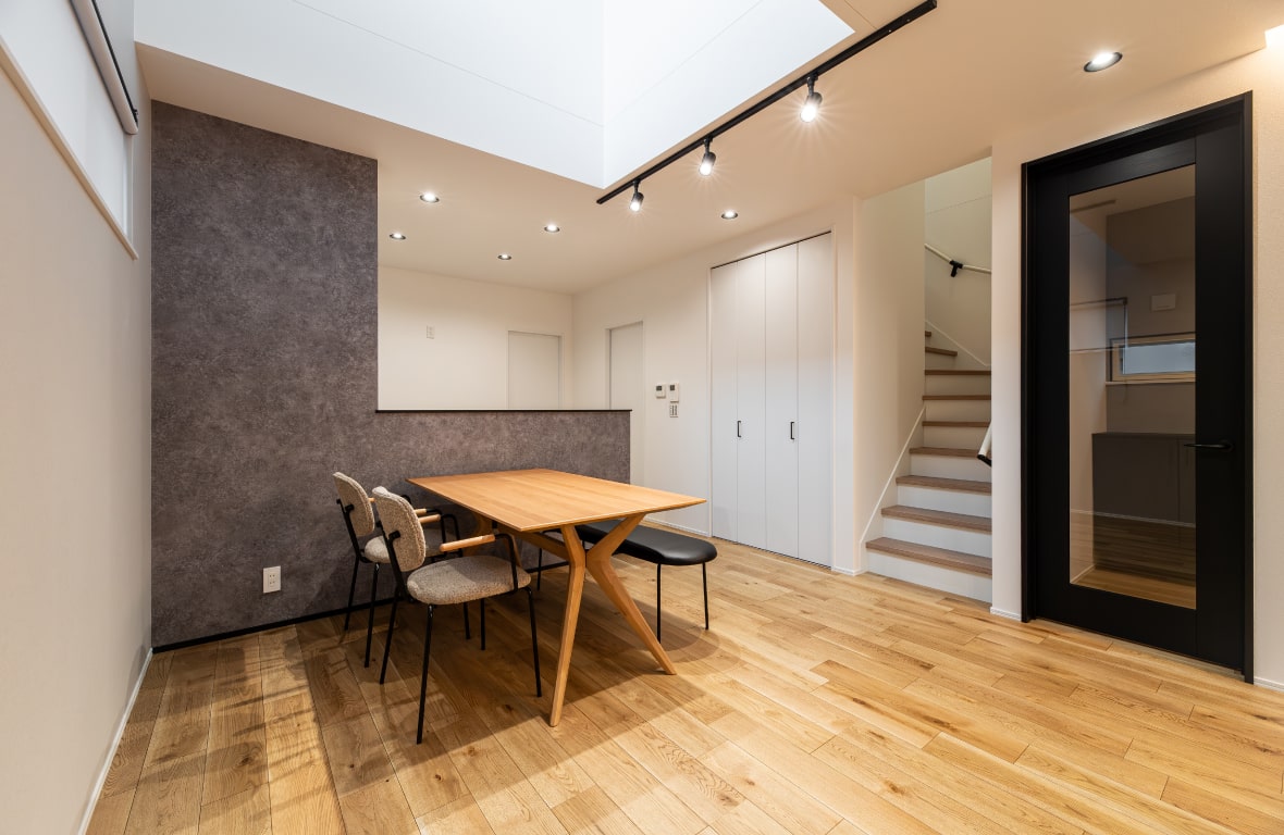 陽光と照明が演出する、洗練されたこだわりの住まい