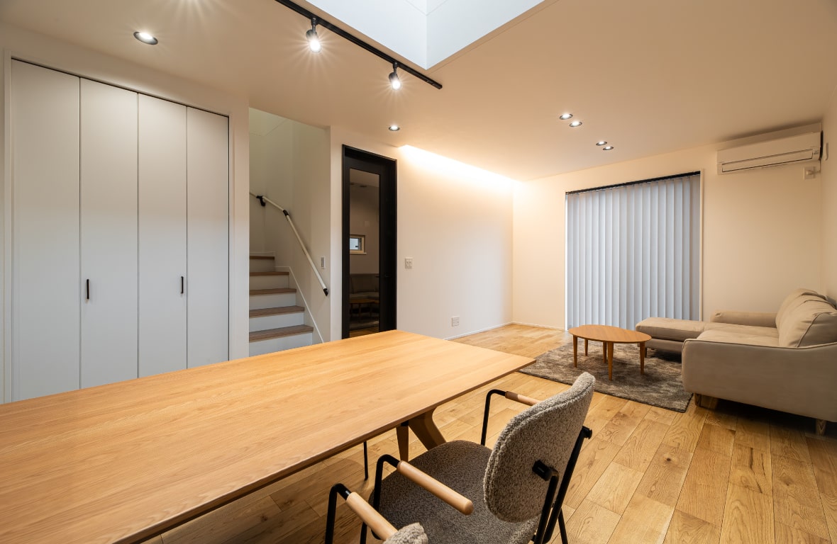 陽光と照明が演出する、洗練されたこだわりの住まい