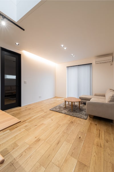 陽光と照明が演出する、洗練されたこだわりの住まい