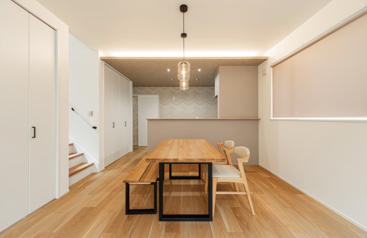 吹抜け×下がり天井が彩る、明るく上質な暮らし