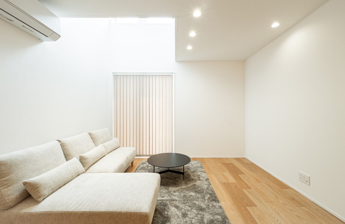 吹抜け×下がり天井が彩る、明るく上質な暮らし