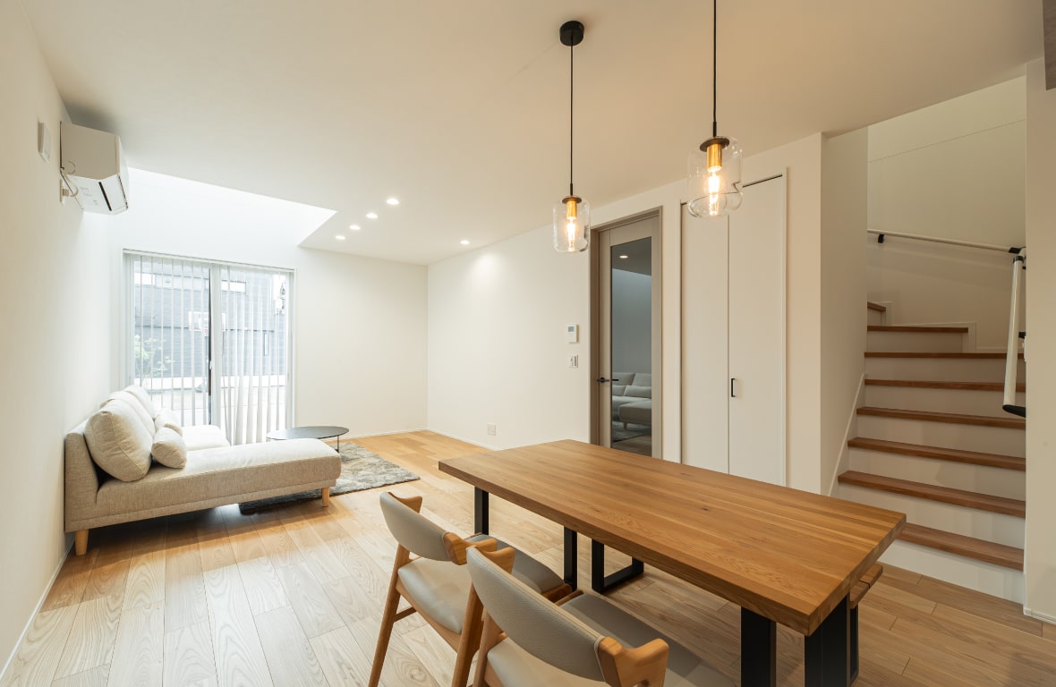 吹抜け×下がり天井が彩る、明るく上質な暮らし