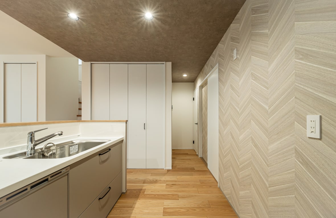 吹抜け×下がり天井が彩る、明るく上質な暮らし